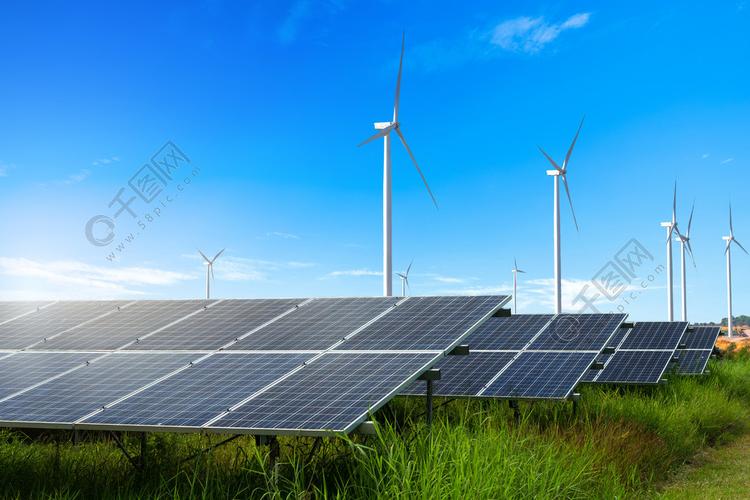 光伏模块太阳能发电厂与风力涡轮机和蓝天与云替代能源概念